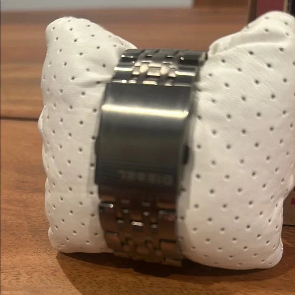 Diesel 10 Bar Men’s Watch with orange accents.  In working order. No extra links - Picture 2 of 4